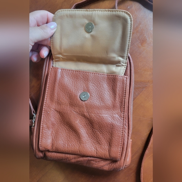 Osgoode Marley RFID leather minimalist bag. - Picture 2 of 5